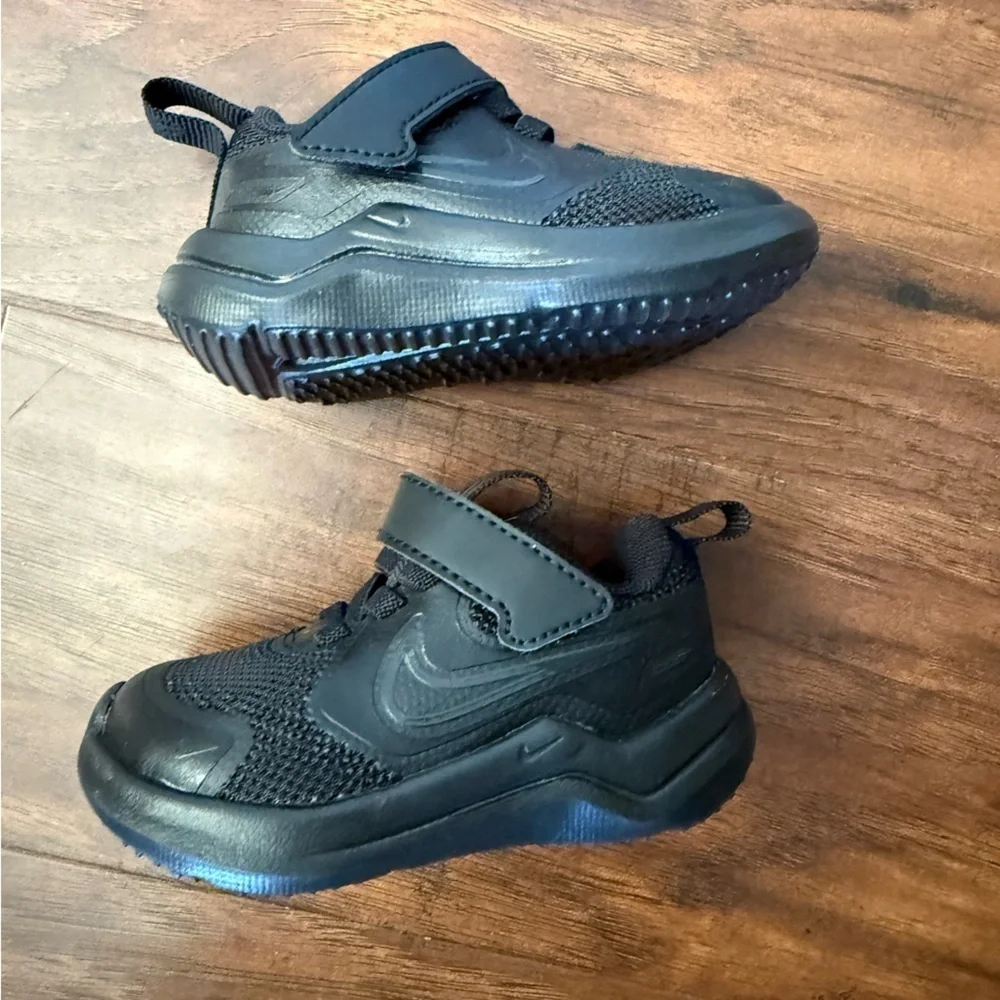 Nike Cosmic Runner All-Black Kids' Sneakers-Size 3C NWOT